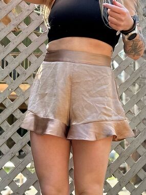 Wilfred Satin-Look Light Taupe shorts